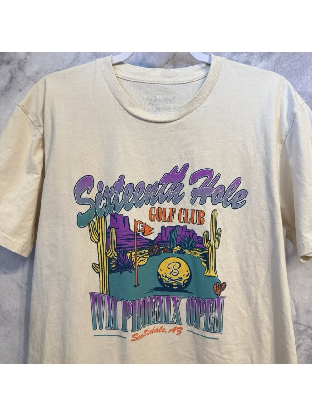 WM Open Sixteenth Hole Barstool Golf T Shirt Mens L Cream Graphic Print